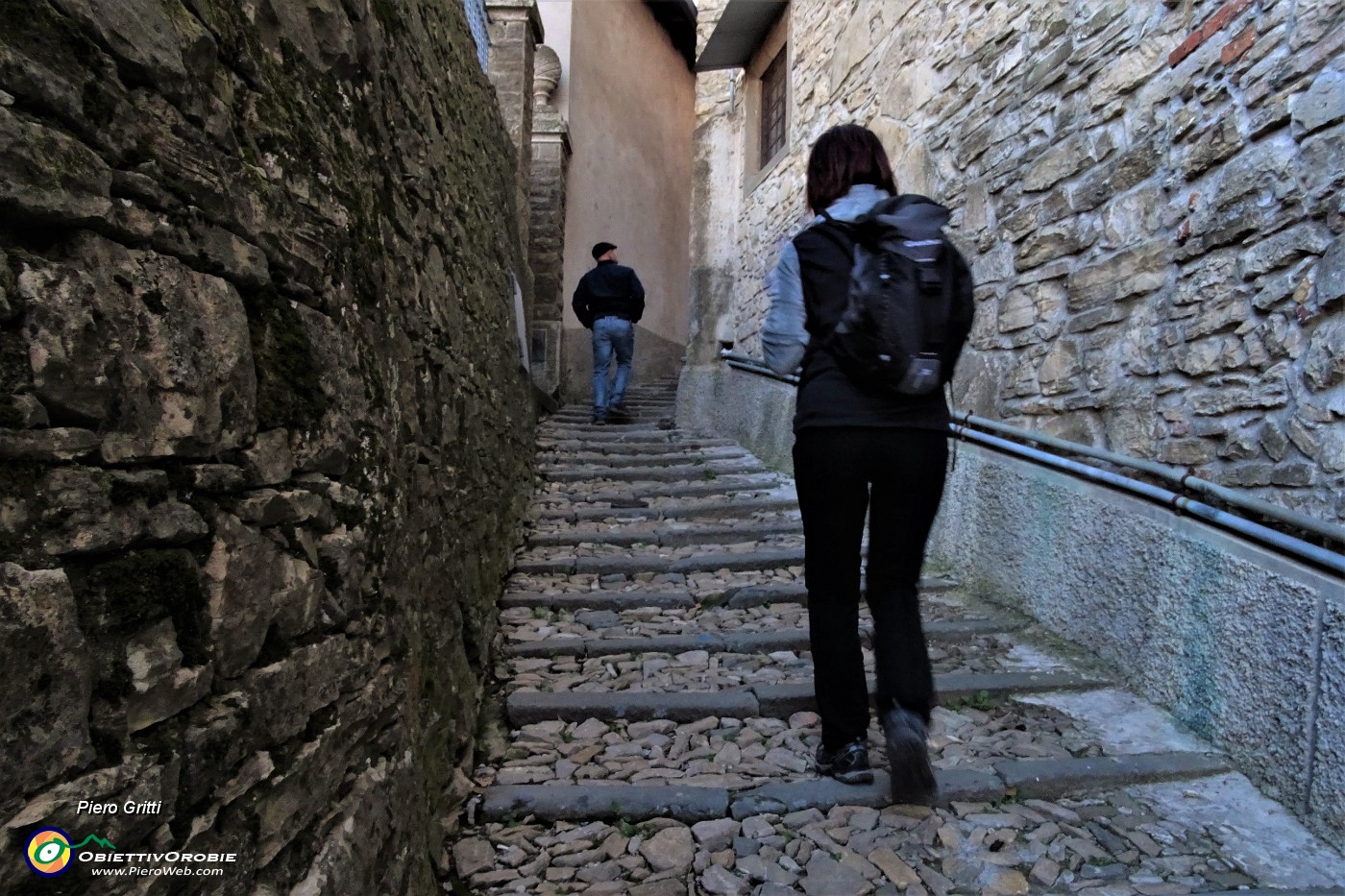 30 Scaletta iniziale selciata di Via Monte Bastia.JPG